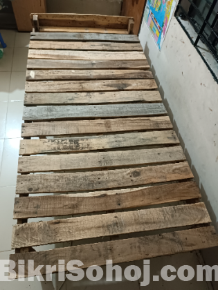 একটি সিঙ্গেল বেডের চৌকি বিক্রি হবে